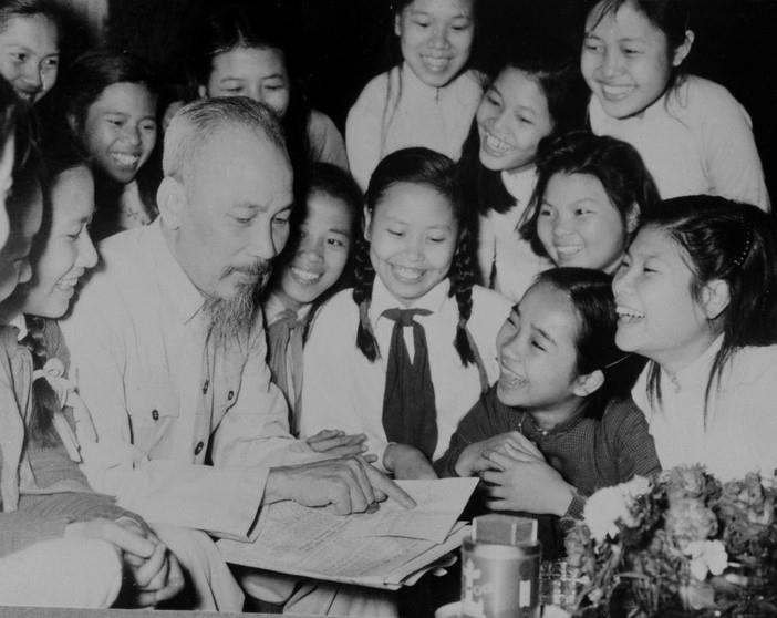 Học sinh trường Trung học Trưng Vương (Hà Nội) đến chúc mừng sinh nhật Chủ tịch Hồ Chí Minh (19-5-1956). Ảnh: TTXVN