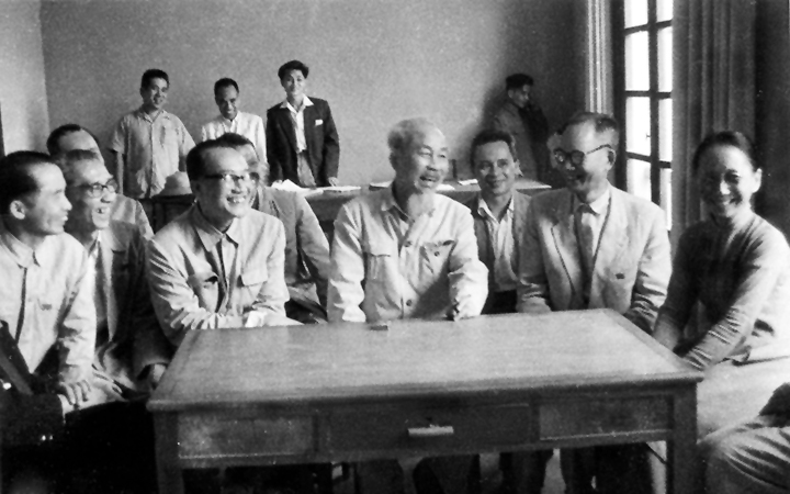 Chủ tịch Hồ Chí Minh nói chuyện với các đại biểu trí thức Quốc hội khóa III. Ảnh tư liệu