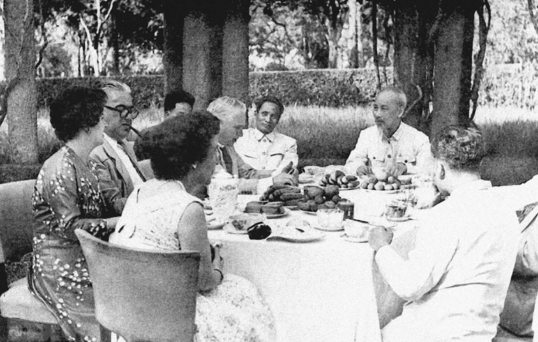 Chủ tịch Hồ Chí Minh tiếp Đoàn Nghị sỹ Quốc hội Anh sang thăm Việt Nam (4-5-1957). (Ảnh: Tư liệu).