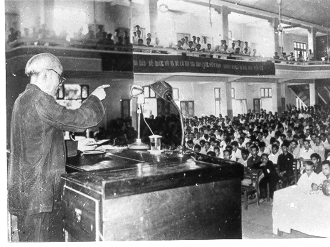 Chủ tịch Hồ Chí Minh đến dự và huấn thị tại Hội nghị cán bộ của  lực lượng Công an nhân dân