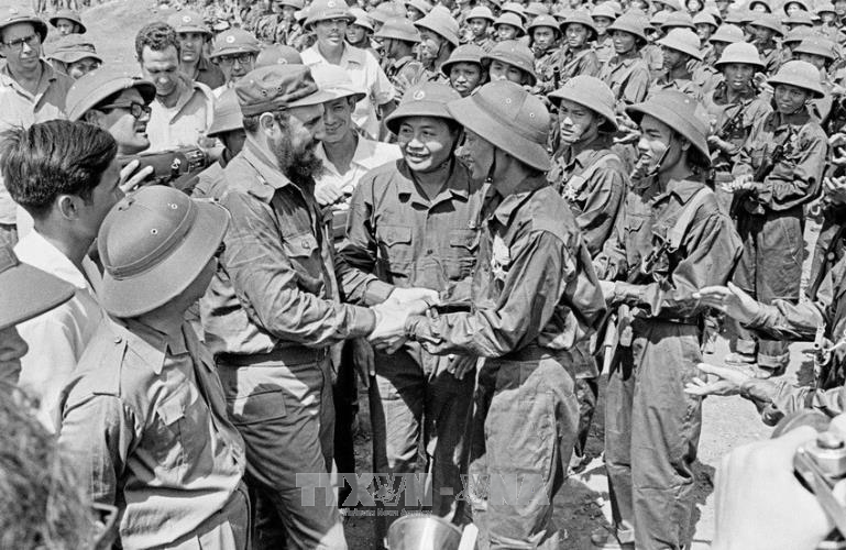 Chủ tịch Cuba Fidel Castro với các chiến sỹ đoàn Khe Sanh, Quân Giải phóng Trị Thiên Huế, trong chuyến thăm vùng giải phóng Quảng Trị, ngày 15/9/1973. (Ảnh tư liệu: TTXVN).
