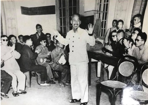 Chủ tịch Hồ Chí Minh thăm và chúc Tết các đồng chí thương binh ở trường Thương binh hỏng mắt, ngày 11/2/1956 (30 Tết Nguyên đán Bính Thân) - (Ảnh: Bảo tàng Hồ Chí Minh)