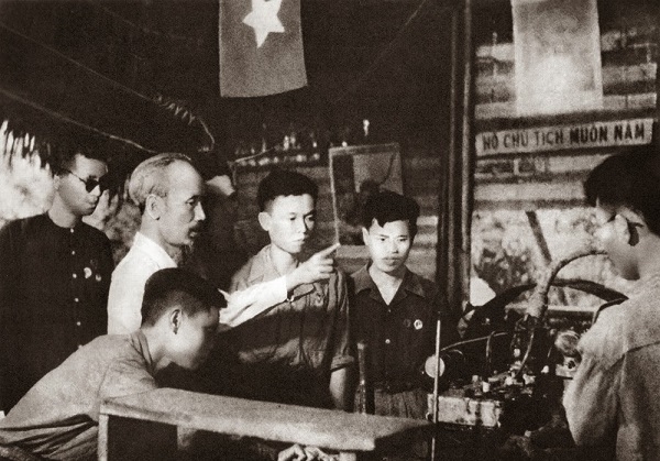 Chủ tịch Hồ Chí Minh thăm xưởng quân giới Đội Cấn năm 1950 - Ảnh tư liệu TTXVN