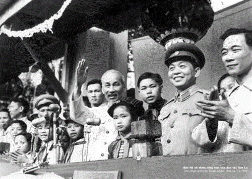 Bác Hồ về với đồng bào dân tộc huyện Thuận Châu (Sơn La) năm 1959. Ảnh: Tư liệu TTXVN