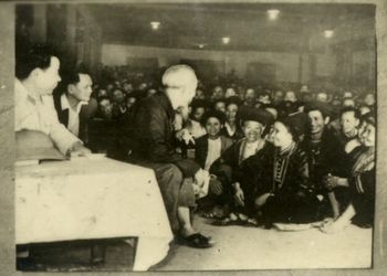 Chủ tịch Hồ Chí Minh nói chuyện thân mật với đồng bào các dân tộc Việt Bắc. (Trung tâm Lưu trữ quốc gia III, Mục lục tài liệu ảnh Khu tự trị Việt Bắc, Hồ sơ 1940)