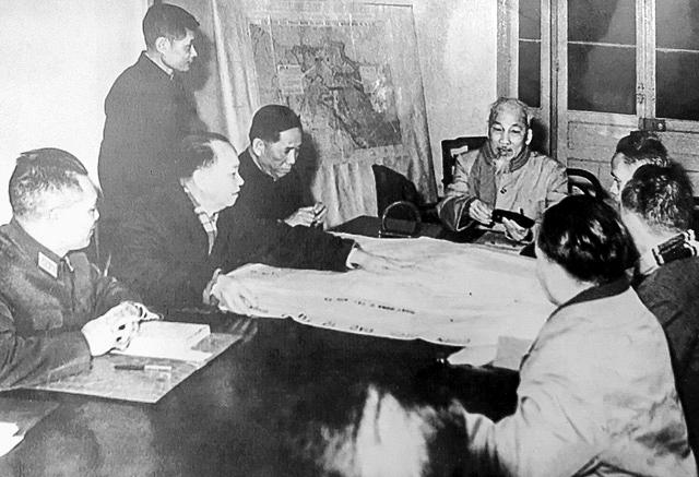 Chủ tịch Hồ Chí Minh cùng các đồng chí trong Bộ Chính trị họp bàn và ra Nghị quyết về "Tổng công kích, tổng khởi nghĩa" vào dịp Tết Mậu Thân 1968. Ảnh tư liệu tại Bảo tàng Hồ Chí Minh