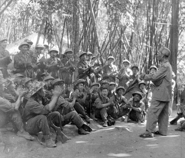 Chủ tịch Hồ Chí Minh đến thăm, nói chuyện với cán bộ, chiến sĩ tham gia Chiến dịch Biên giới năm 1950. (Ảnh TTXVN).