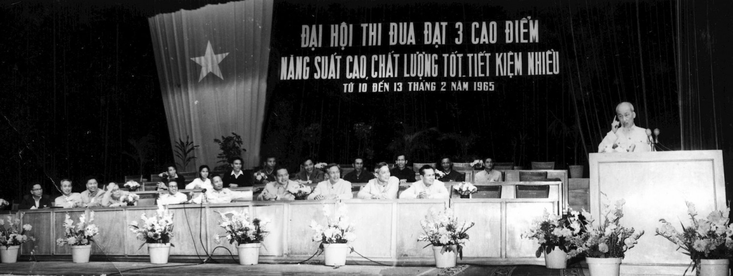 Chủ tịch Hồ Chí Minh đến thăm và nói chuyện với các đại biểu dự Đại hội thi đua đạt 3 cao điểm “Năng suất cao, chất lượng tốt, tiết kiệm nhiều” toàn miền Bắc ngày 10/02/1965. Ảnh: TTXVN