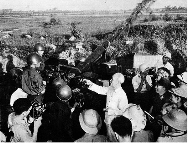 Hồ Chủ Tịch thăm đoàn Cao xạ Tam Đảo, ngày 25/9/1966.   (Ảnh Tư liệu)