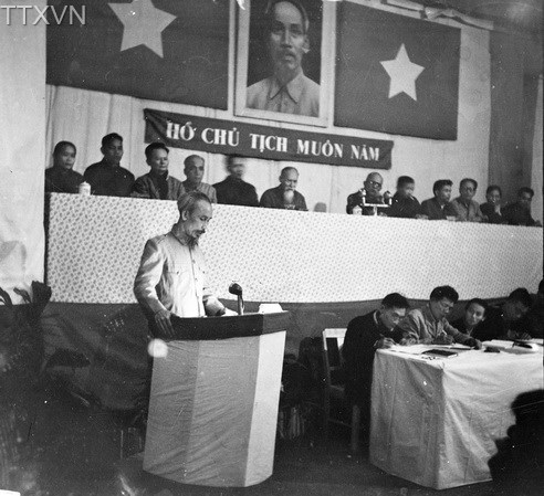 Hồ Chủ tịch trong phiên họp Quốc hội thông qua Luật cải cách ruộng đất (1953) (Ảnh tư liệu TTXVN)