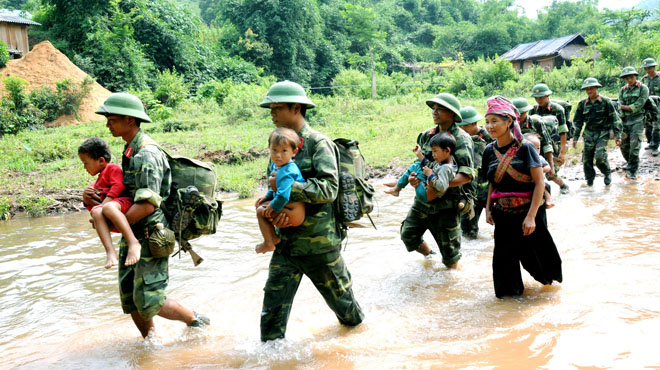 Bộ đội giúp đỡ dân bản
