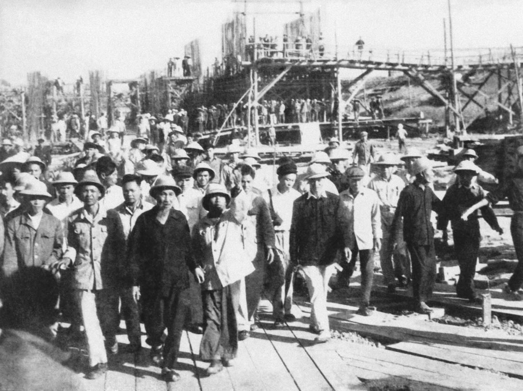 Chủ tịch Hồ Chí Minh thăm công trường đại thủy nông Bắc – Hưng – Hải (25-12-1958). Ảnh: hochiminh.vn