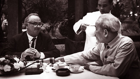Nhà báo Wilfred Graham Burchett trong một lần phỏng vấn Bác Hồ. Ảnh: The Australian.