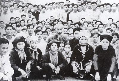 Bác Hồ với học sinh Trường Thiếu nhi vùng cao Tuyên Quang (tháng 3-1961). Ảnh: Tư liệu