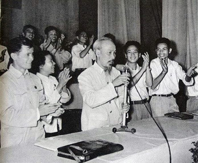 Bác Hồ tại Đại hội đại biểu toàn quốc Đoàn Thanh niên Cứu quốc 1956 tại Hà Nội.