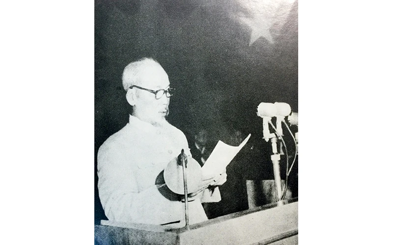 Chủ tịch Hồ Chí Minh đọc báo cáo chính trị tại Hội nghị Chính trị đặc biệt “Hội nghị Diên Hồng” năm 1964. Ảnh tư liệu