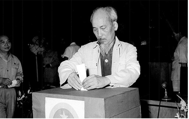 Bác Hồ bỏ phiếu bầu cử tại Hà Nội năm 1960. Ảnh tư liệu.
