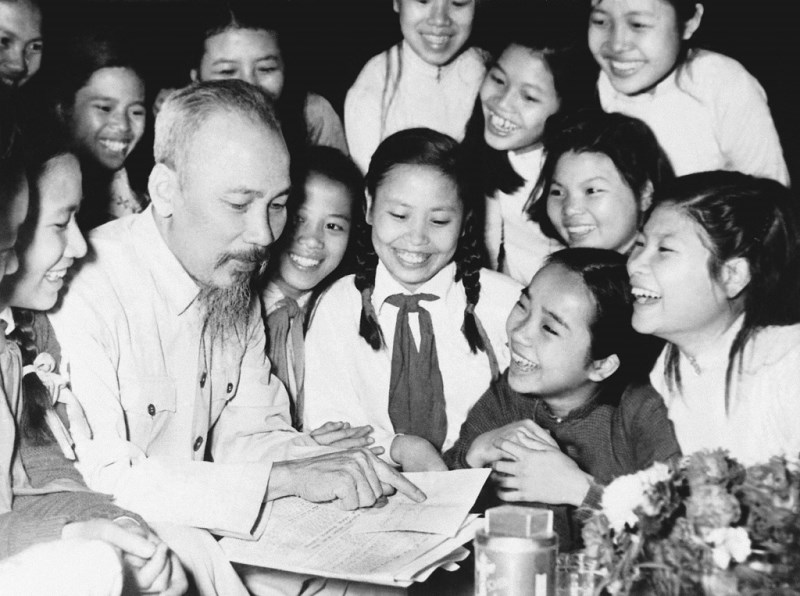 Bác Hồ luôn quan tâm đến giáo dục nước nhà. Ảnh tư liệu