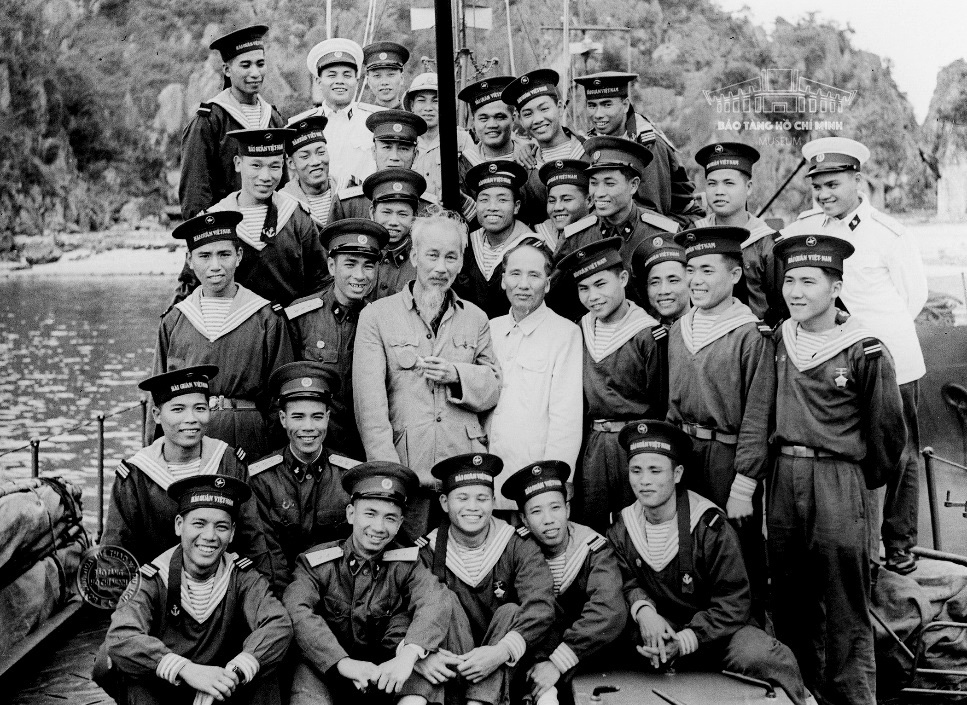 Chủ tịch Hồ Chí Minh với các chiến sĩ Hải quân, ngày 31-3-1959. Nguồn: Bảo tàng Hồ Chí Minh