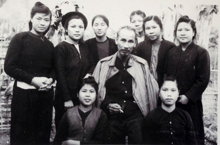 Chủ tịch Hồ Chí Minh với các cán bộ cơ quan Trung ương Hội Liên hiệp Phụ nữ Việt Nam ở Việt Bắc, tháng 2-1949. Ảnh tư liệu.