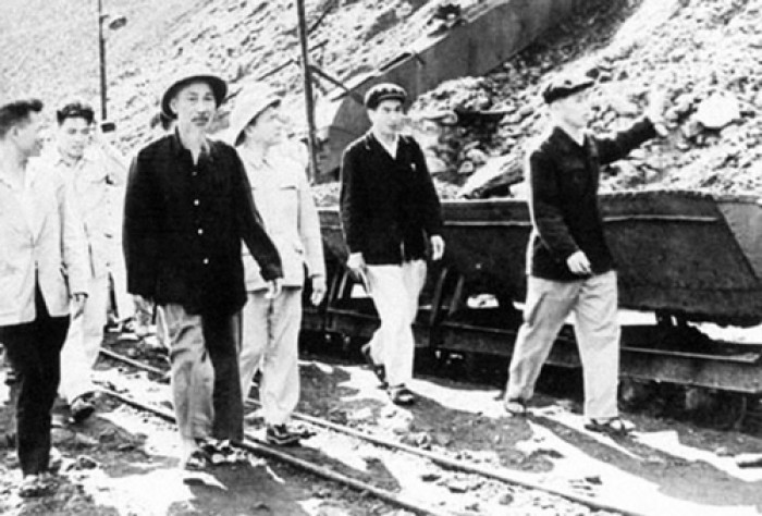 Chiều ngày 30-3-1959, Bác Hồ đã về thăm công trường khai thác than mỏ Đèo Nai, khi đó còn nằm trong tổ hợp mỏ Cẩm Phả. Ảnh tư liệu.