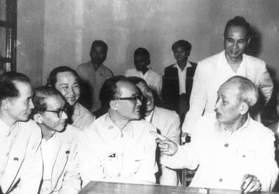 Chủ tịch Hồ Chí Minh nói chuyện thân mật với đội ngũ trí thức ngành Y.