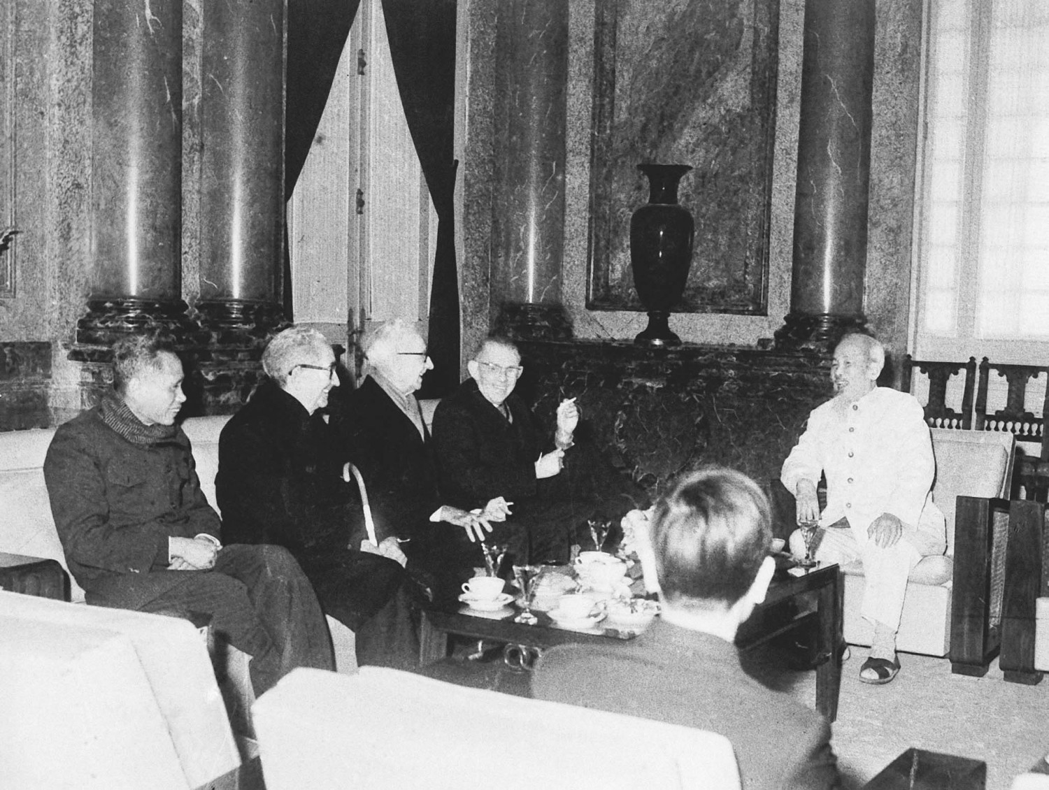 Chủ tịch Hồ Chí Minh tiếp nhân sĩ trí thức Mỹ phản đối chiến tranh ở Việt Nam, năm 1967. Ảnh tư liệu