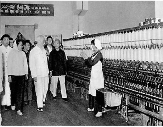 Bác Hồ về thăm nhà máy dệt Nam Định. Ảnh tư liệu