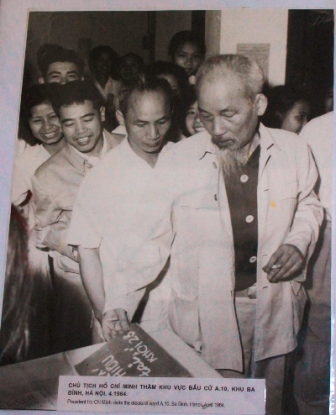 Bác thăm khu vực bầu cử A.10, Khu Ba Đình, Hà Nội tháng 4 năm 1964. (Ảnh tư liệu)