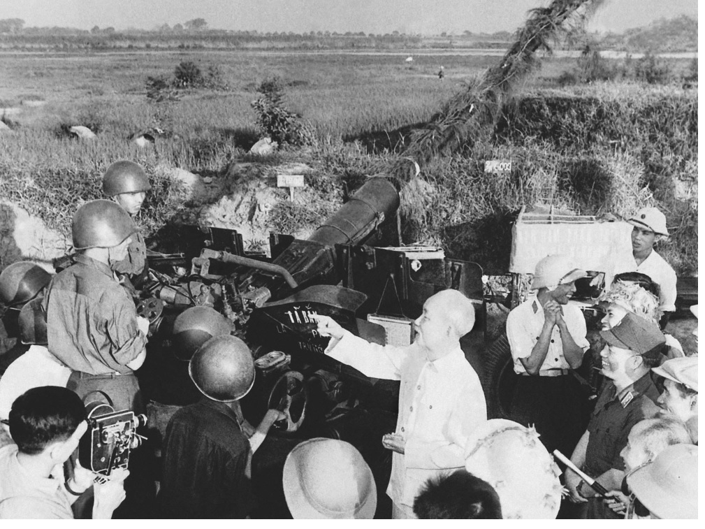 Chủ tịch Hồ Chí Minh đến thăm các chiến sĩ lực lượng phòng không bảo vệ Thủ đô Hà Nội, ngày 25-9-1966. Nguồn: hochiminh.vn