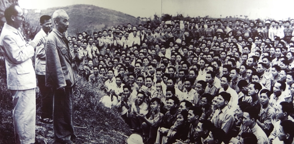 Chủ tịch Hồ Chí Minh nói chuyện với các đơn vị bộ đội bảo vệ bờ biển vùng Đông Bắc Tổ quốc, huyện Quảng Yên, tỉnh Quảng Ninh, ngày 31-3-1959. Ảnh tư liệu