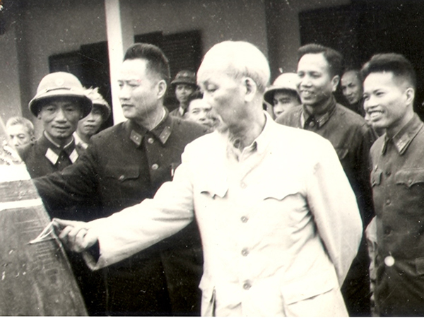 Chủ tịch Hồ Chí Minh xem xác máy bay không người lái tầm cao bị Bộ đội Tên lửa bắn rơi ngày 24/3/1966.  (Ảnh Tư liệu)