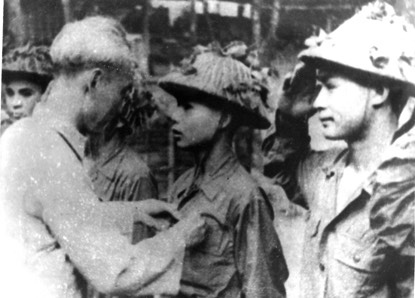 Bác Hồ gắn Huy hiệu Chiến sĩ Điện Biên Phủ cho cán bộ chiến sĩ lập thành tích xuất sắc trong Chiến dịch. (Ảnh tư liệu)