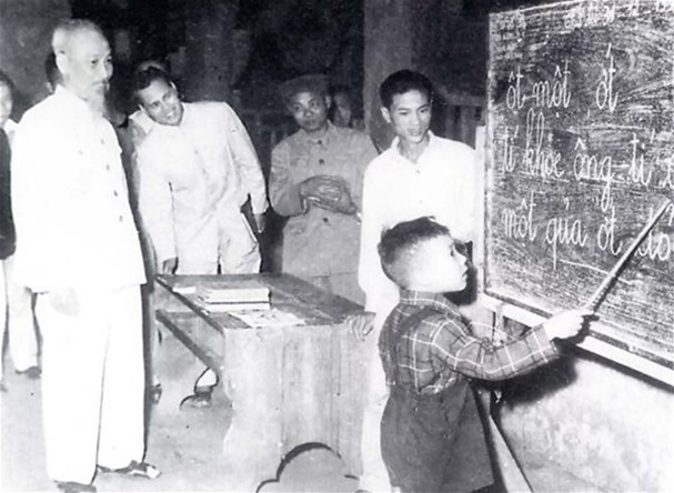 Bác Hồ đến thăm lớp bình dân học vụ phường Lương Yên, Hà Nội ngày 27-5-1956. Ảnh tư liệu
