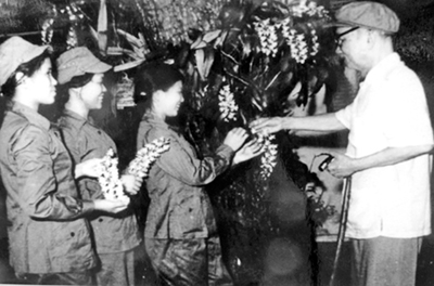 Bác Hồ tặng hoa phong lan cho 3 nữ dân quân tự vệ Quảng Bình, Vĩnh Linh. Ảnh: T.L