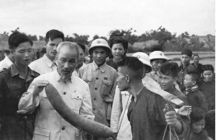 Nông dân xã Ái Quốc, huyện Nam Sách, tỉnh Hải Dương báo cáo kết quả sản xuất với Chủ tịch Hồ Chí Minh (ngày 31/5/1957). (Nguồn: hochiminh.vn)