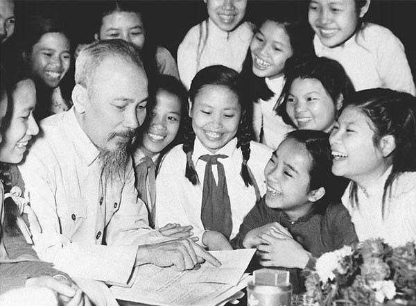 Bác Hồ trò chuyện cùng các cháu thiếu nhi (Ảnh: Tư liệu)