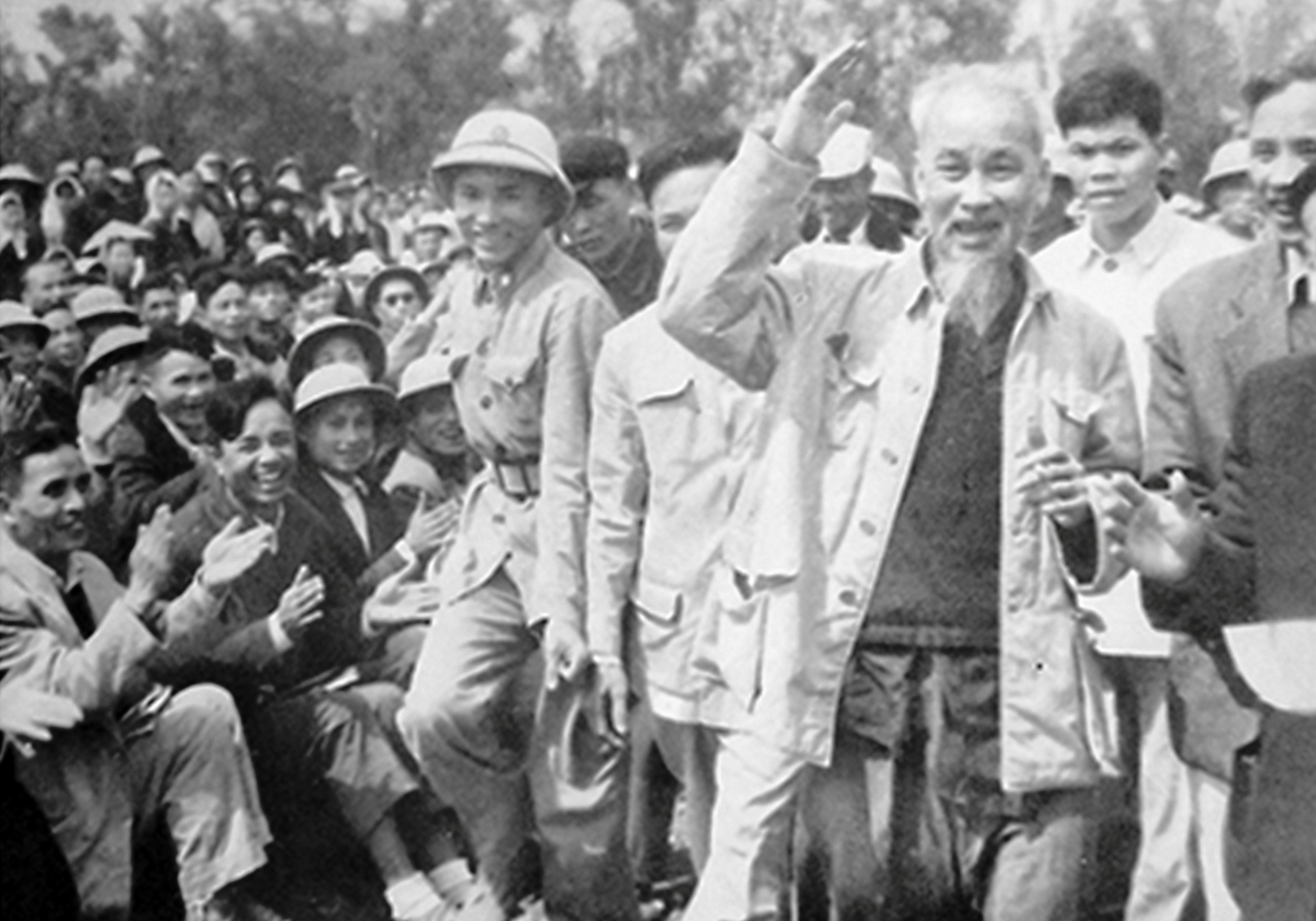 Nhân dân Thái Bình mừng vui đón Bác ngày 26/3/1962. Ảnh tư liệu