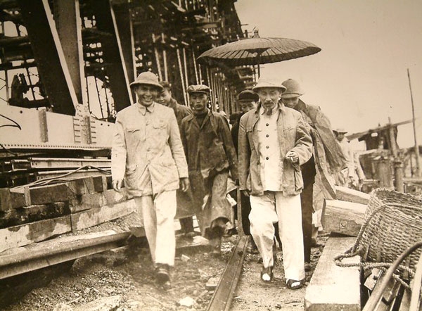 Bác Hồ thăm công trường xây dựng cầu Việt Trì ngày 12/2/1956 - Ảnh tư liệu