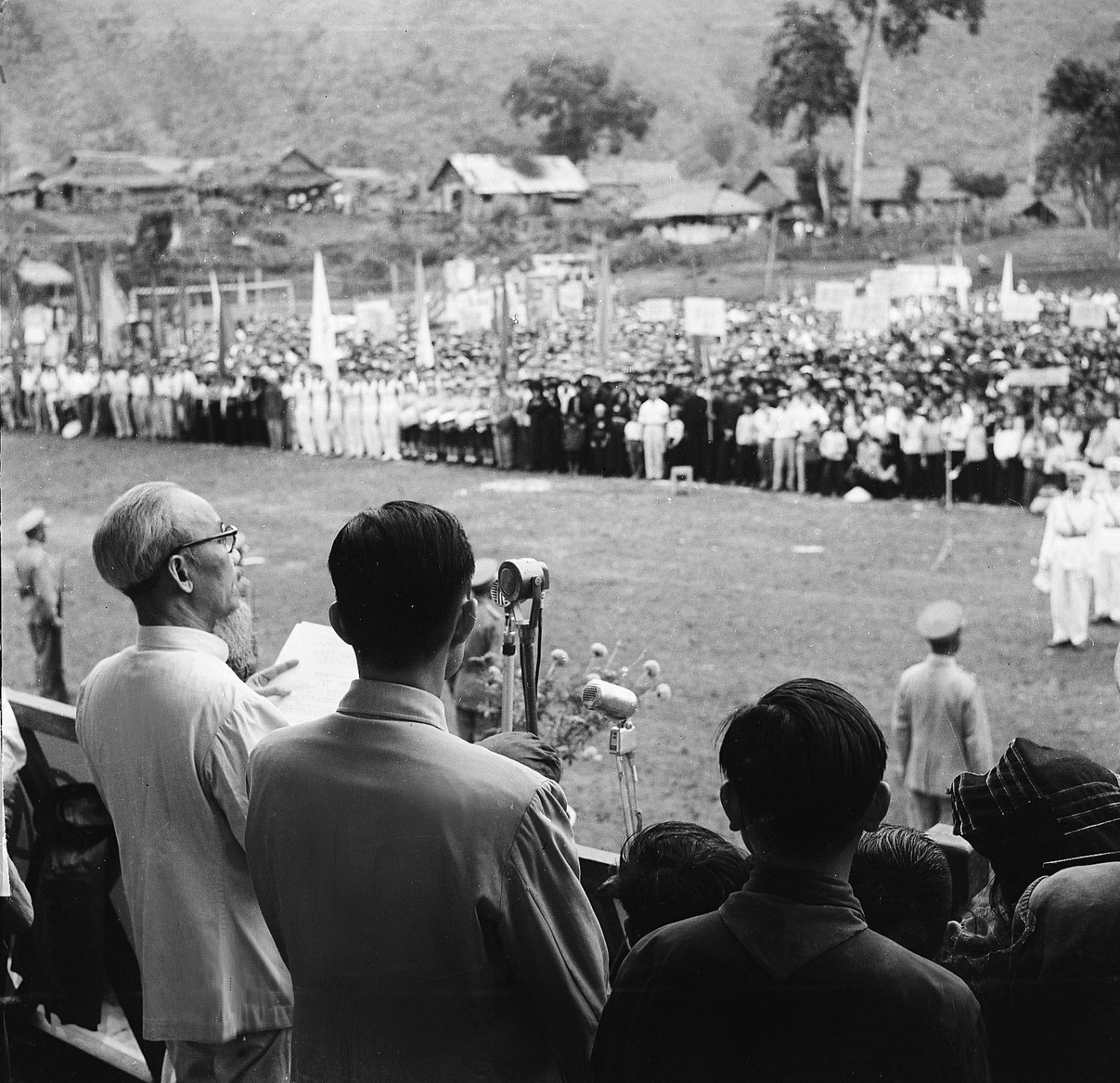 Chủ tịch Hồ Chí Minh căn dặn bộ đội và đồng bào các dân tộc Tây Bắc tại Thuận Châu, ngày 7/5/1959. Ảnh: Tư liệu