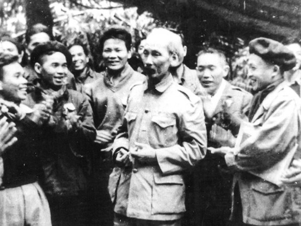 Chủ tịch Hồ Chủ Minh nói chuyện với đại biểu dự Đại hội Đảng toàn quốc lần thứ II, tháng 2/1951 (Ảnh tư liệu)