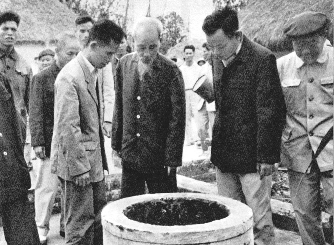 Chủ tịch Hồ Chí Minh đi kiểm tra các công trình vệ sinh của nhân dân xã Nam Chính (huyện Nam Sách, tỉnh Hải Dương), ngày 15/2/1965. Ảnh tư liệu