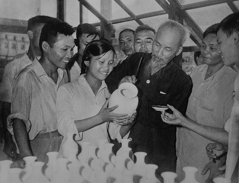 Chủ tịch Hồ Chí Minh thăm phân xưởng vẽ hoa, Nhà máy Sứ Hải Dương Bác viết lưu niệm vào chiếc lọ hoa với 5 chữ " Phải cố gắng tiến bộ ”, ngày 26-7-1962. Ảnh tư liệu