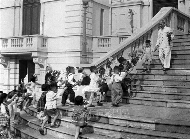 Chủ tịch Hồ Chí Minh đón các cháu thiếu nhi tại Phủ Chủ tịch trong ngày Tết Trung thu năm 1961. Ảnh tư liệu TTXVN