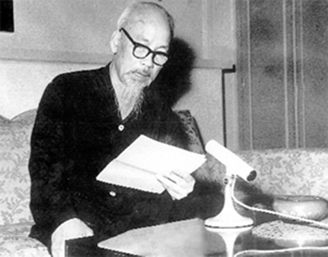 Chủ tịch Hồ Chí Minh đọc lời kêu gọi đồng bào và chiến sĩ cả nước quyết tâm đánh thắng giặc Mỹ xâm lược. Người khẳng định: “Không có gì quý hơn độc lập tự do”. Hà Nội, ngày 17/7/1966.