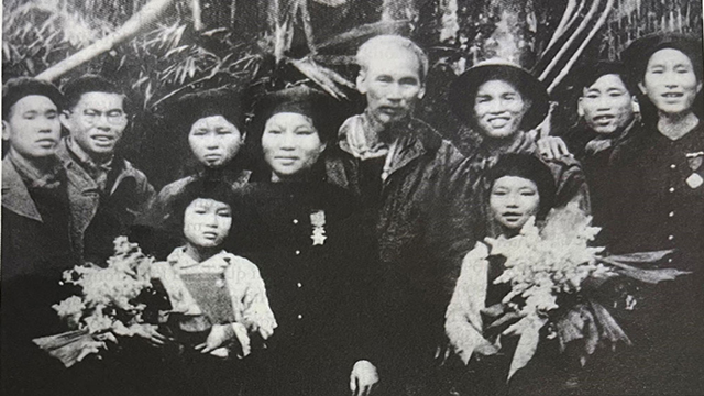 Bác Hồ với các đại biểu dự Đại hội Chiến sĩ thi đua và cán bộ gương mẫu toàn quốc lần thứ I (năm 1952) tổ chức tại xã Hợp Thành, huyện Phú Lương. Ảnh: Tư liệu