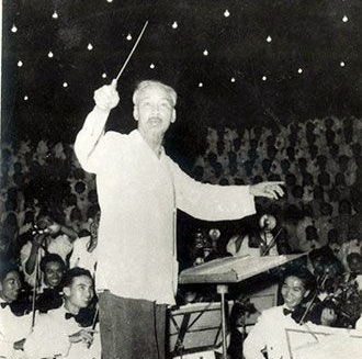 Khoảnh khắc quý giá “Bác bắt nhịp bài ca Kết đoàn”mà nghệ sĩ Lâm Hồng Long đã ghi được vào năm 1960.