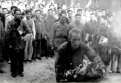 Chủ tịch Hồ CHí Minh dâng hương, đặt vòng hoa ở tượng đài liệt sĩ tại Hà Nội (31/12/1954). Ảnh tư liệu
