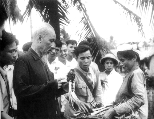 Ngày 19 tháng 8 năm 1962, Bác về thăm HTX Nam Tiến, huyện Lâm Thao.