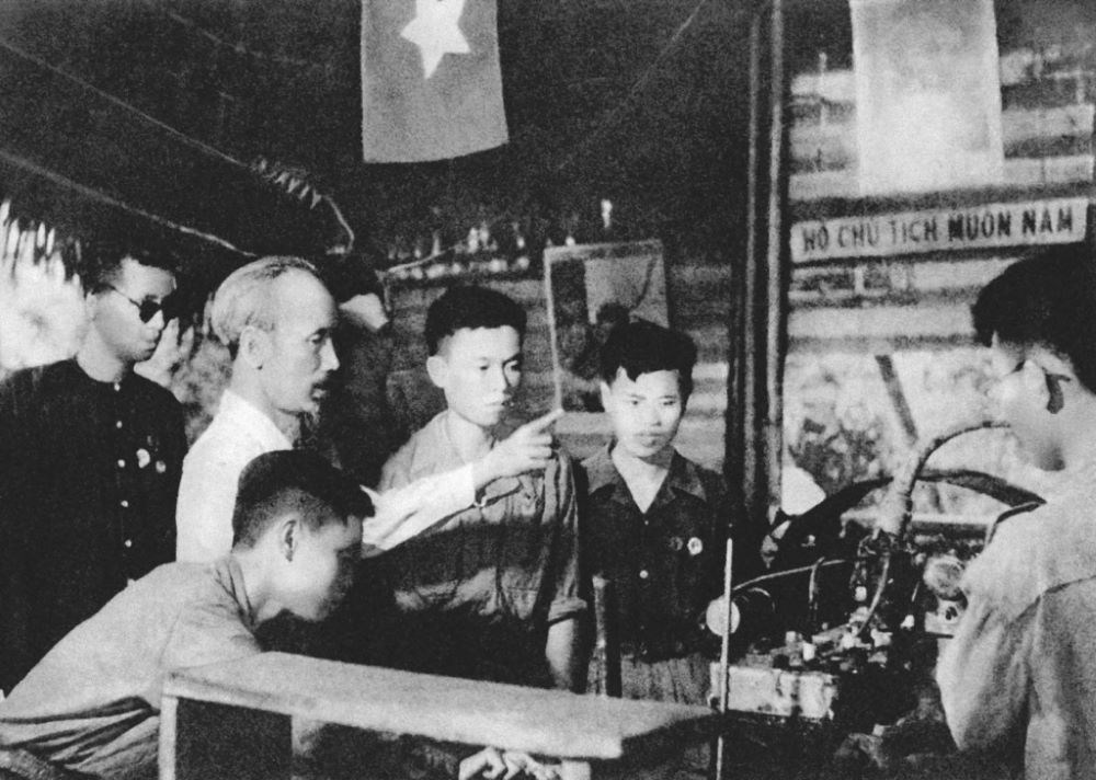 Chủ tịch Hồ Chí Minh thăm xưởng công binh tại căn cứ địa Việt Bắc (tháng 2-1951). Ảnh tư liệu